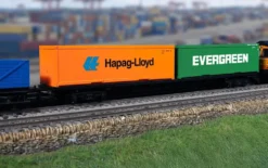 Hornby RailRoad: BR FFA Container Wagon with 30' Containers