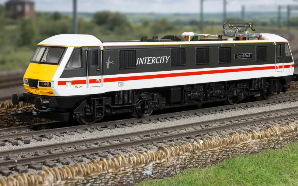 Hornby RailRoad: BR - Intercity Class 90 - 'Royal Scot' 90001