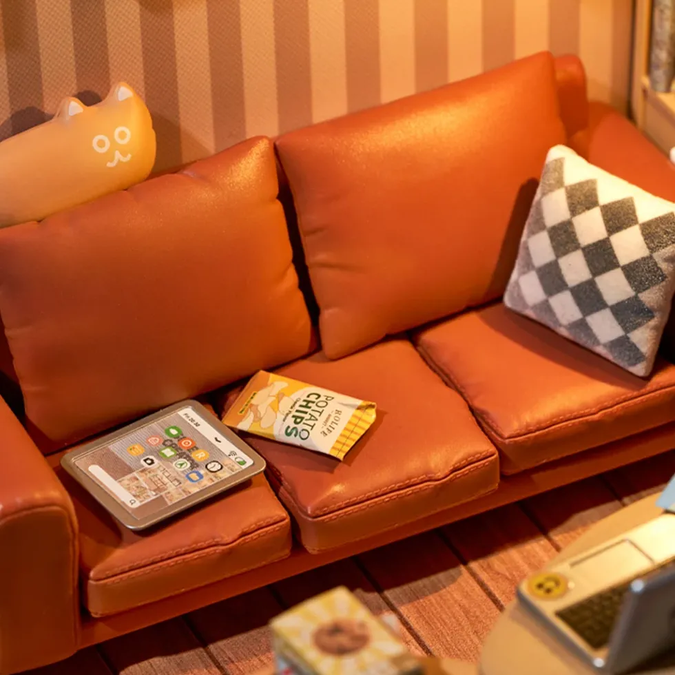 Rolife Cozy Living Lounge Plastic Diorama Kit