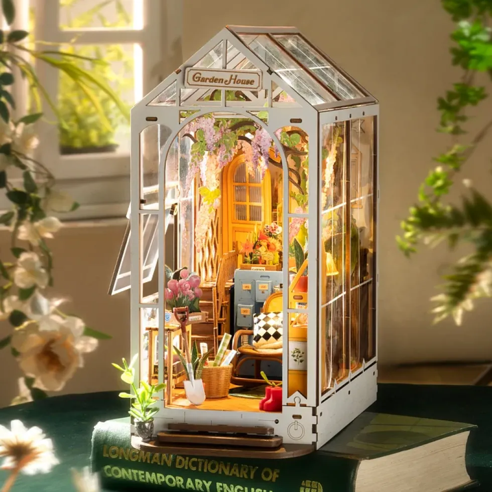 Rolife Holiday Garden House 3D Creative Bookend